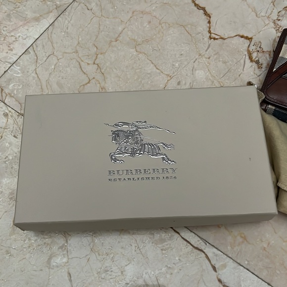 Burberry Wallet with original box and dust bag. - Picture 9 of 16